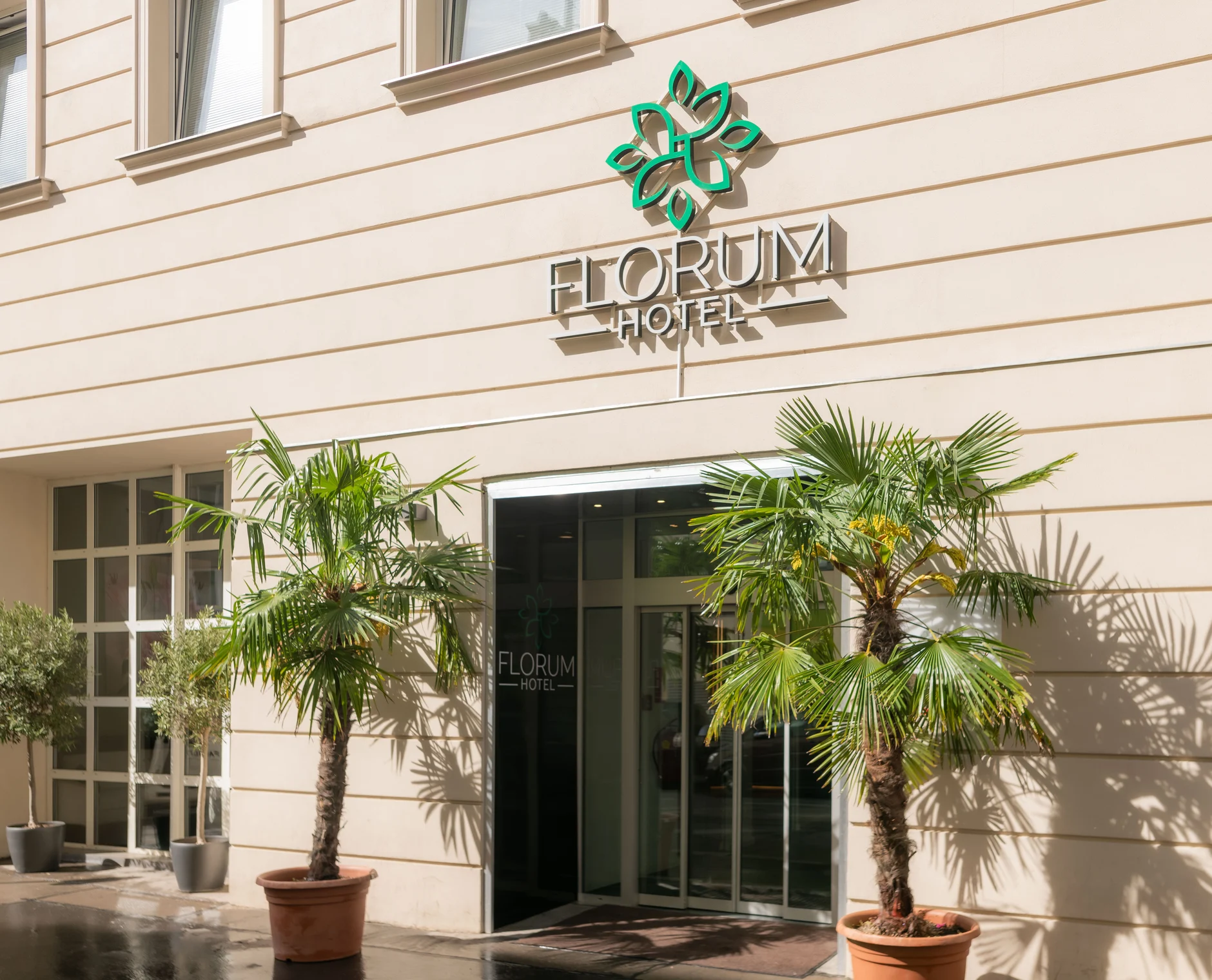 Hotel Florum entrance and facade